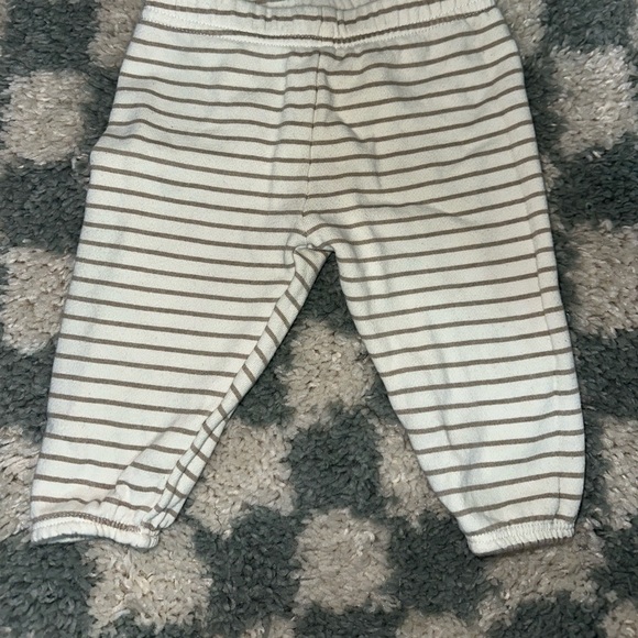 Tahari Baby Organic Cotton 2-piece Sweater and Jogger Pants Set - Picture 2 of 2